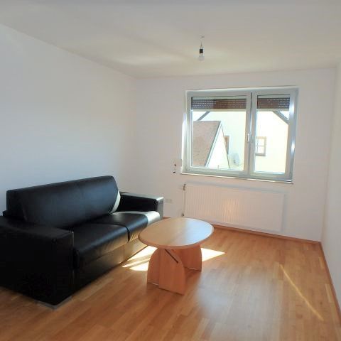 HELLE OBERGESCHOSSWOHNUNG MIT TERRASSE UND ÜBERDACHTEM PARKPLATZ - Foto 1