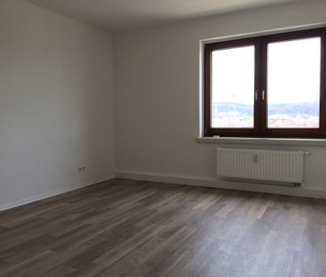 Sanierte 3-Raum-Wohnung im Stadtzentrum mit Balkon und Badewanne - Photo 2