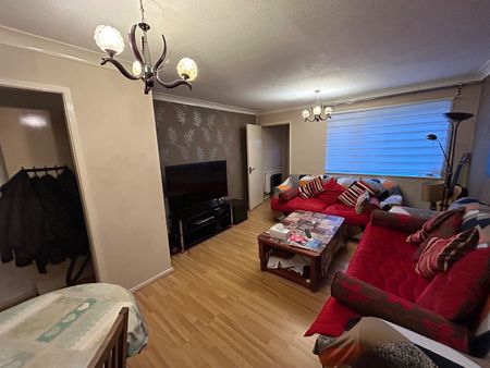 Room in a Shared House, Rivington Crescent, NW7 - Photo 3