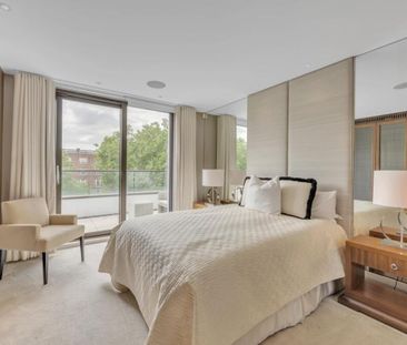 A beautifully presented penthouse apartment within gated grounds of luxurious living space over two floors with magnificent views over London. - Photo 6