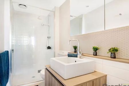 Fully Furnished Studio Apartment with Park Views in Melbourne CBD - Photo 5