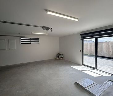 Huge Modern Luxury - Photo 2