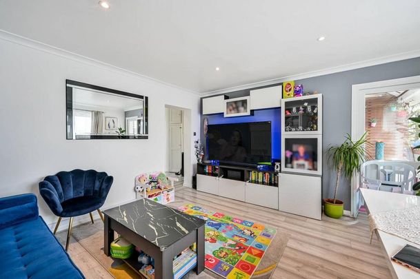 3 bedroom flat to rent - Photo 1