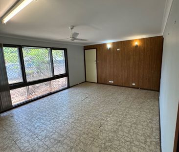 AMPLE PARKING ON ACACIA - Well Maintained 3x1 - Photo 3