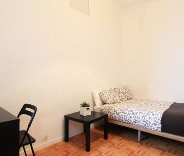 Room in a shared 11-bedroom apartment for rent in Sol - Photo 6