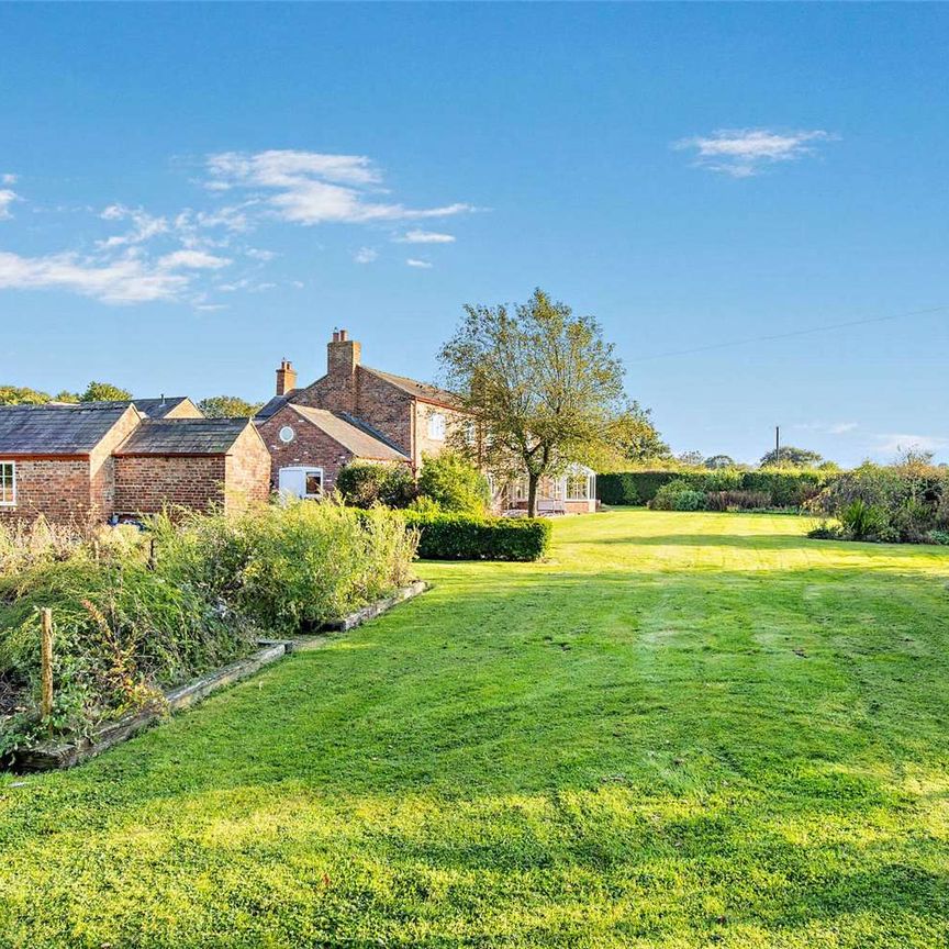 Spacious, attractive and versatile family home with wraparound garden and outbuildings, recently refurbished and well located in the very heart of Aldford village - Photo 1