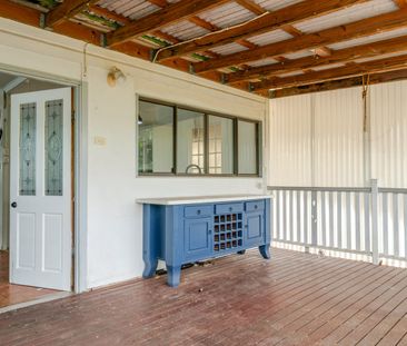 Charming Renovated Queenslander in Prime Location - Photo 4