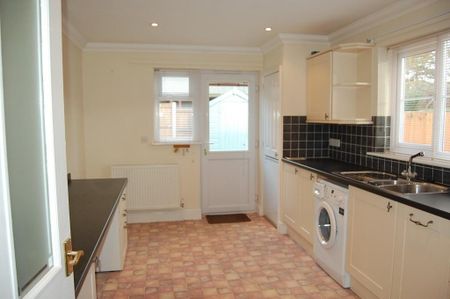 3 bedroom detached bungalow to rent - Photo 4