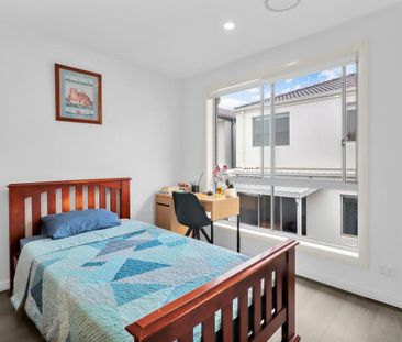 Modern 5-bedroom townhouse with solar-powered living. - Photo 6