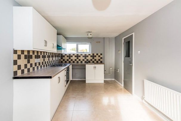 3 bedroom terraced house to rent - Photo 1