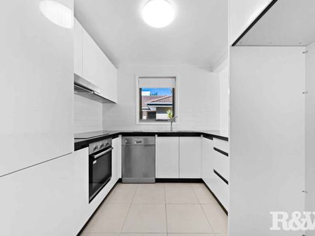 Spacious Townhouse - Photo 2