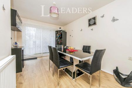 3 bedroom house to rent Avon Way, Colchester, CO4 - Photo 2