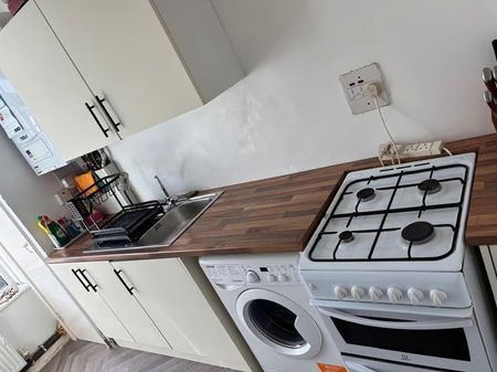 Room in a Shared Flat, York Road, SW11 - Photo 5