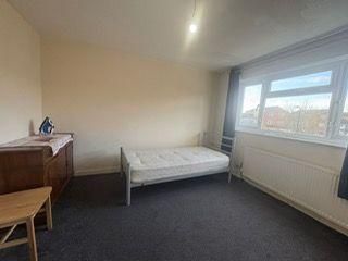 5 bedroom semi-detached house to rent - Photo 3