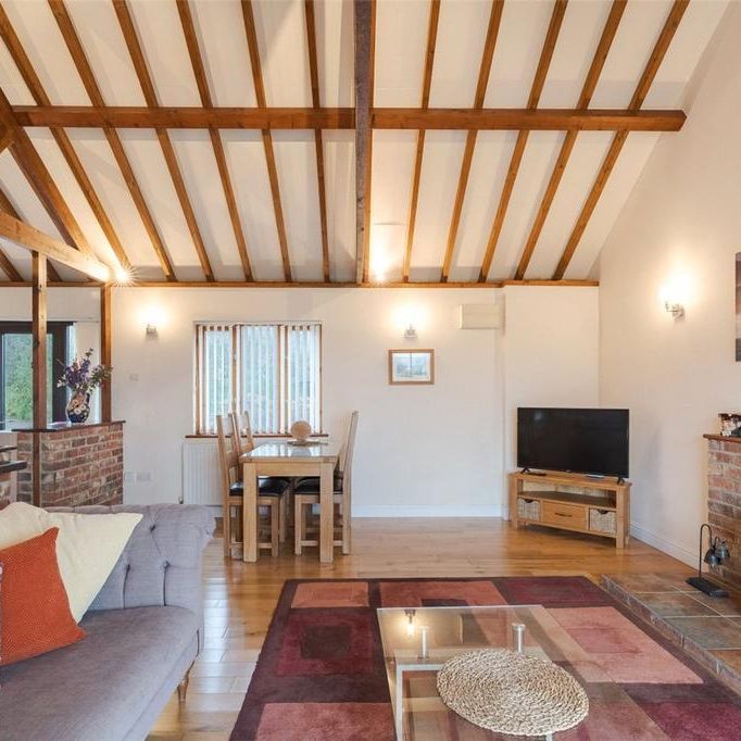 2 bedroom barn conversion to rent - Photo 1