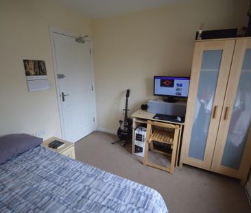 3 bedroom flat to rent - Photo 4