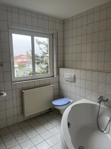 Schöne, gemütliche 3-Raum-Wohnung in Thalheim -angenehm ruhiges Wohnen im I. OG mit 2 Balkonen. - Photo 4