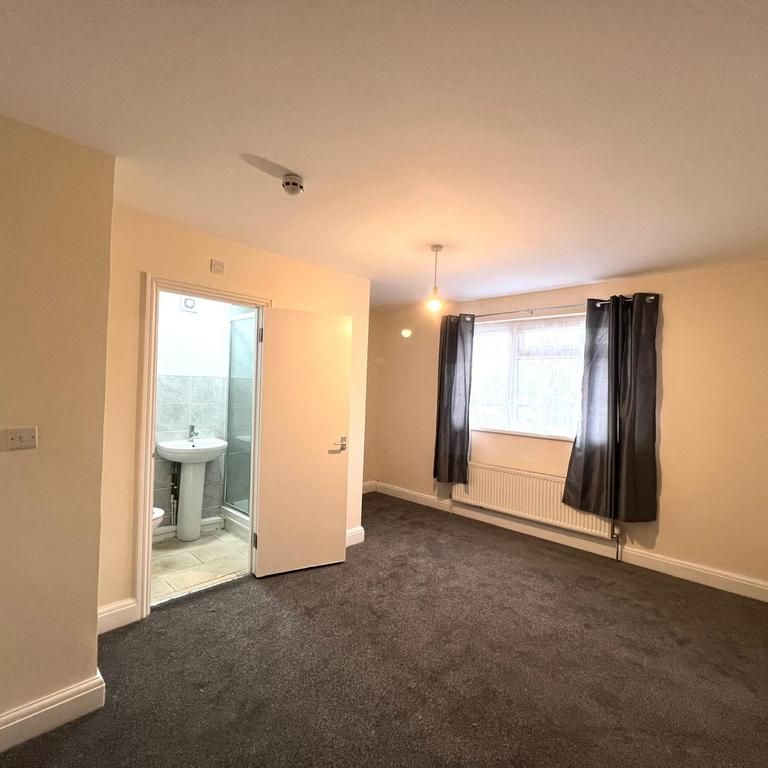 8 bedroom semi-detached house to rent - Photo 1