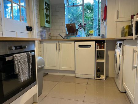 1 bedroom in a flat share to rent - Photo 3