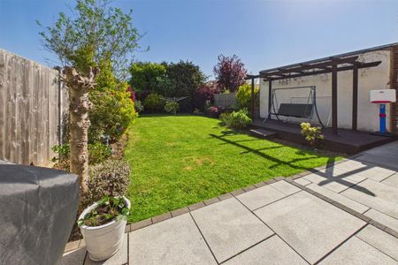 4 bedroom semi-detached house to rent - Photo 5
