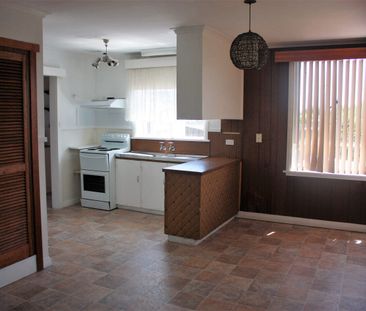 3 Bedroom Home Partly Furnished - Short take over lease available - Photo 3