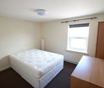 3 Bed Terraced House, Stanway Cottages, RG6 - Photo 1