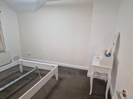 3 bedroom end of terrace house to rent - Photo 4