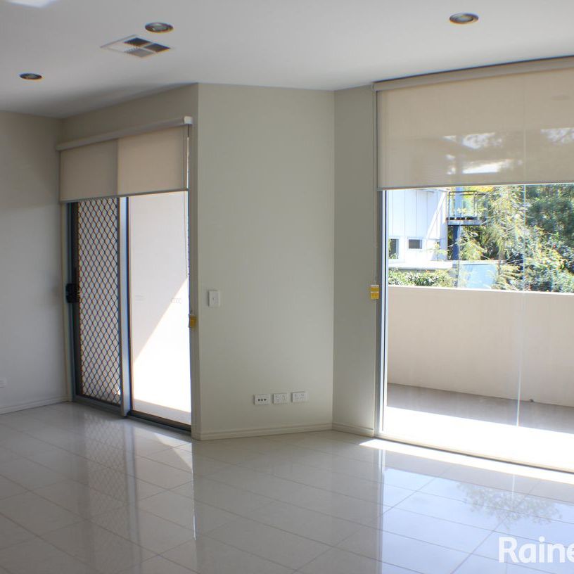 Modern unit in great location! - Photo 1