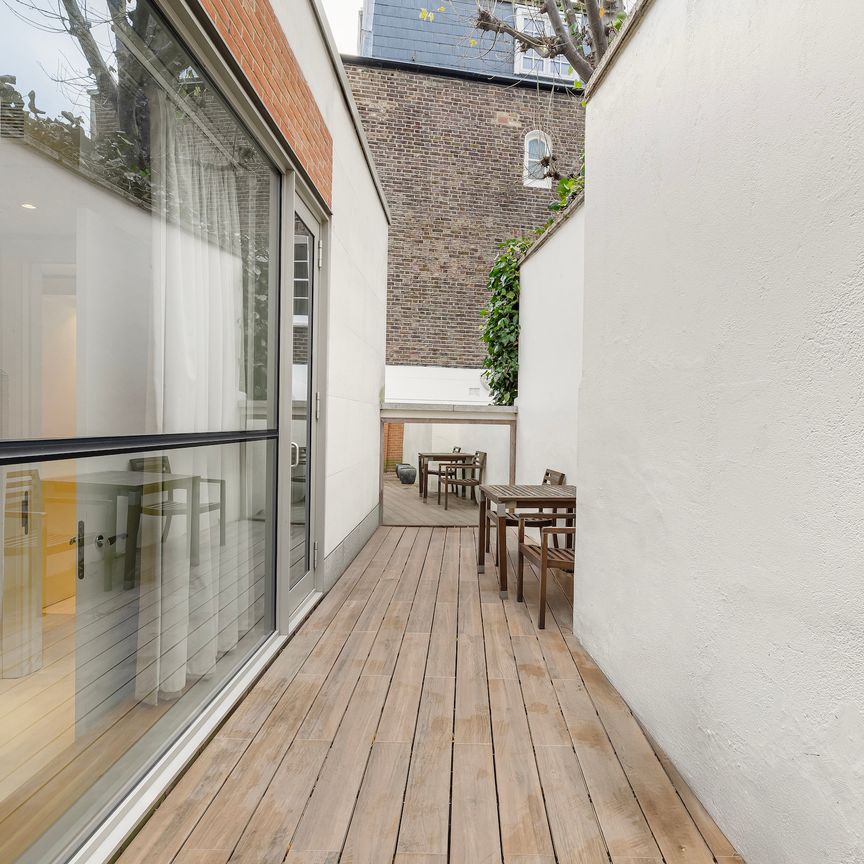 Exquisite townhouse with stunning garden square views in Knightsbridge - Photo 1