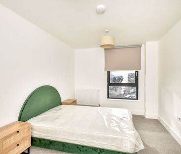 Flat to rent - Medway Street, Chatham, ME4 - Photo 2