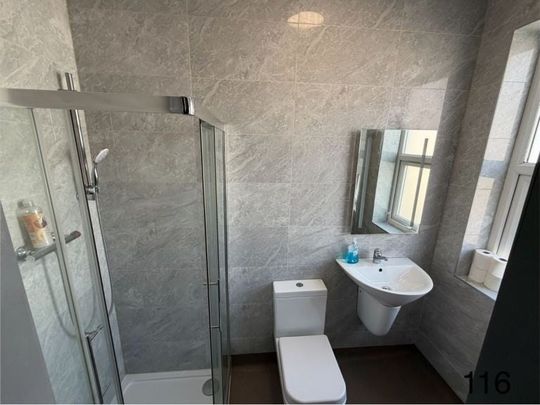 Room in a Shared Flat, Tanner Street Near Ilford Lane, IG11 - Photo 1
