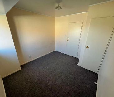 Charming 4 Bedroom Family Home in Flat Bush - Photo 6