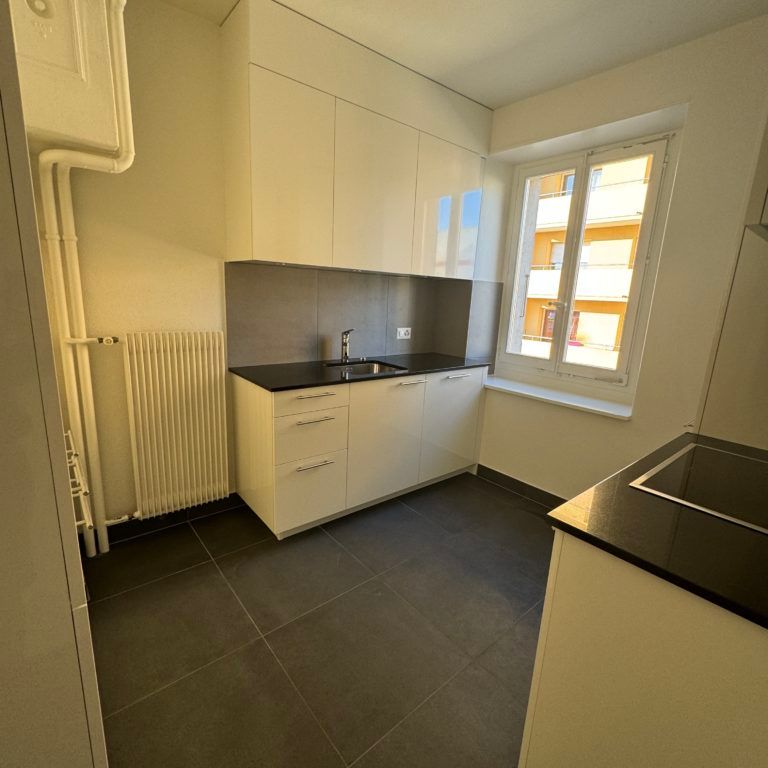 Bel appartement entièrement rénové de 3 pièces situé au 1er étage - Photo 1