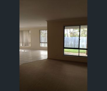 Large four bedroom family home! - Photo 3