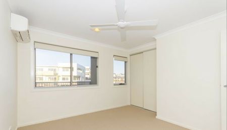 Light Filled Spacious Townhouse - Photo 2