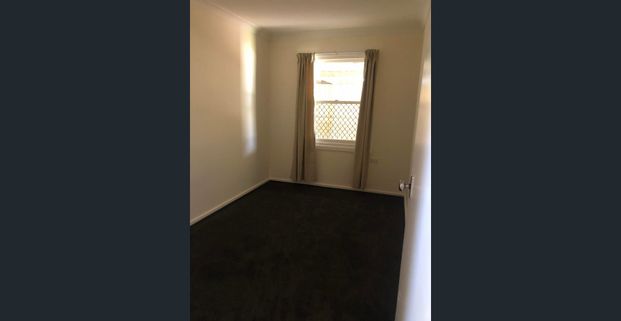 Neat 3 Bedroom Semi - Photo 1