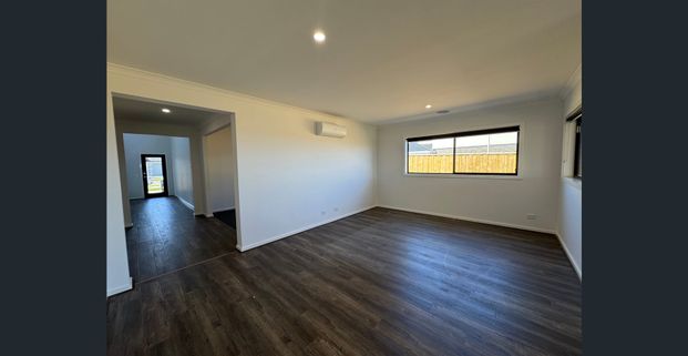 Stunning Designer Home in Deanside’s Sought-After Kingsford Estate! - Photo 1