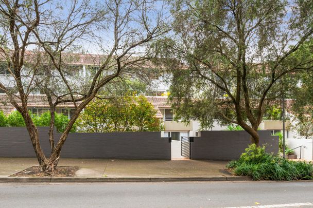 A Semi-Sized Parkside Apartment in Paddington Gardens - Photo 1