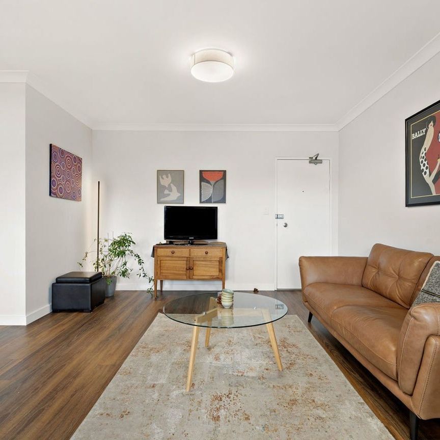 Charming Unit with Lifestyle Convenience in Carlton - Photo 1