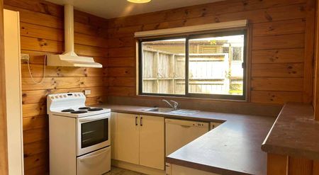 Charming 2BR Howick Haven w/ Garden - Photo 4