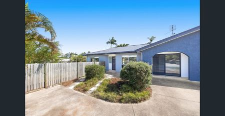 Coastal Comfort Meets Convenience – Walk to the Beach in 3 Minutes! - Photo 4