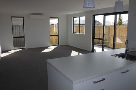 Modern sunny home in quiet neighbourhood - Photo 2