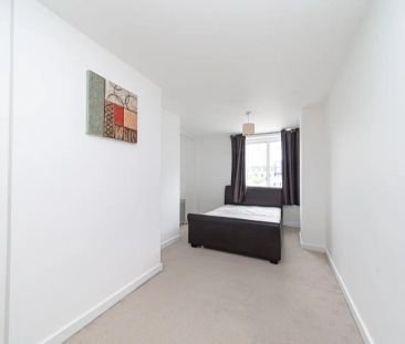 3 bedroom flat in London - Photo 1