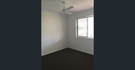 Beautiful Family Home with Decent Size Yard - Fully Fenced! - Photo 5