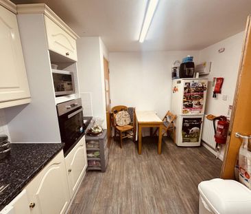 1 bedroom in a house share to rent - Photo 2