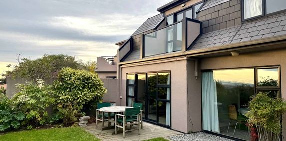 FULLY FURNISHED SPACIOUS TOWNHOUSE IN PRIME HILLTOP LOCATION! - Photo 2