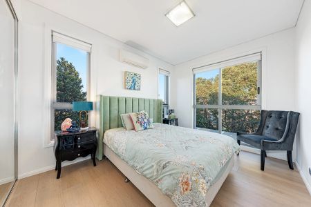Modern, Light-Filled Family Townhouse in a Prime Corner Position - Photo 3