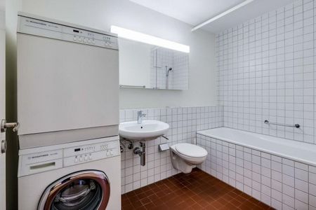 Light-filled apartment in a well-maintained residential area - Photo 2