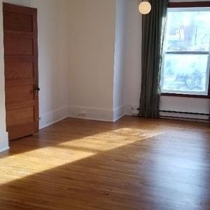 Plateau mont-royal, 4 ½ de 840 pieds carrés, rez-de–chaussée, à 2 minutes de marche du métro Mont-Royal ou Laurier - Photo 2