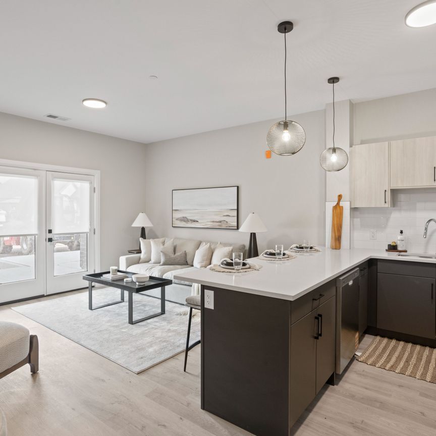 For Lease - 33318 RICHMOND Street Unit# 101, Lucan Biddulph, Ontario - Photo 1